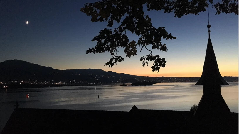 Die Abendstimmung über dem Zürichsee hat schon so manch einen verleitet, seine Kamera zu zücken. 