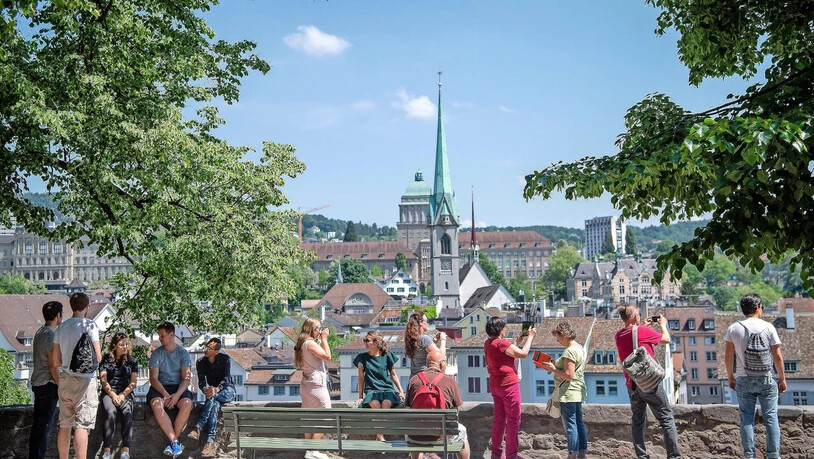 Touristen auf dem Lindenhof: Zürich ist als Reiseziel immer beliebter, die Zahl der Logiernächte steigt.