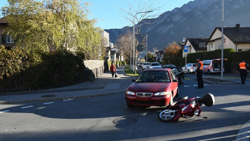 Hier ist es passiert: Der Rollerfahrer hat sich nach dem Zusammenprall mit einem Auto verletzt.
