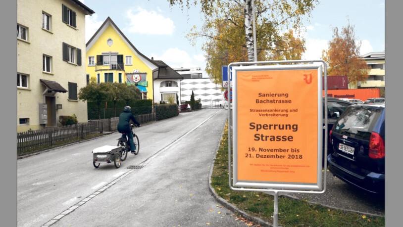 Hier wird Platz geschaffen: Die Bachstrasse in Rapperswil wird verbreitert und darum gesperrt.