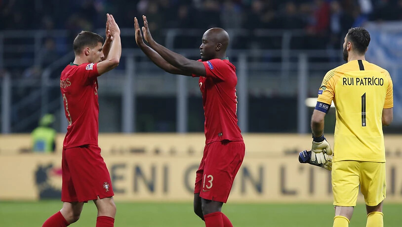 Ruben Dias (links) und Danilo können abklatschen: Mit dem 0:0 in Mailand erreichte Portugal sein Ziel