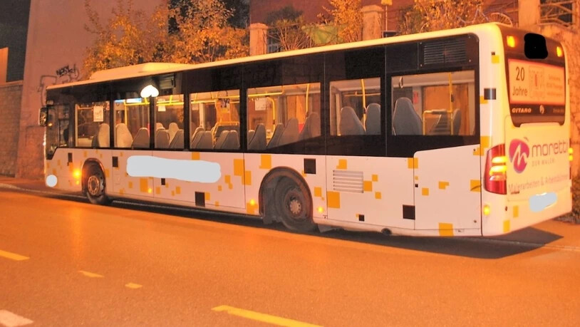 Am Bus löste sich während der Fahrt aus unbekannten Gründen eines der beiden linken Hinterrädern.