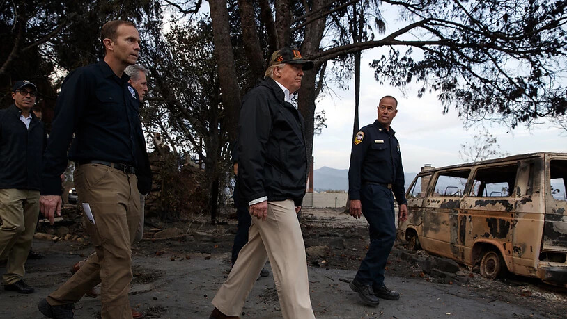 US-Präsident Donald Trump machte sich am Samstag in den kalifornischen Waldbrandgebieten vor Ort ein Bild von der Lage.
