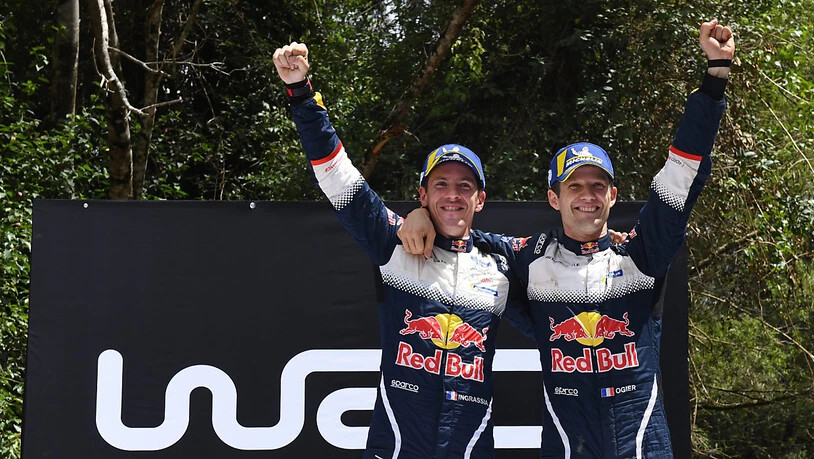Sébastien Ogier (rechts) freut sich mit seinem Co-Piloten Julien Ingrassia über den gemeinsamen Triumph mit Ford