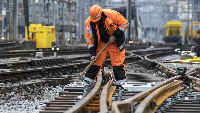 Arbeiten während über 50 Stunden im gesperrten Bahnhof Luzern: Die SBB wechseln ins gesamt sieben Weichen aus.
