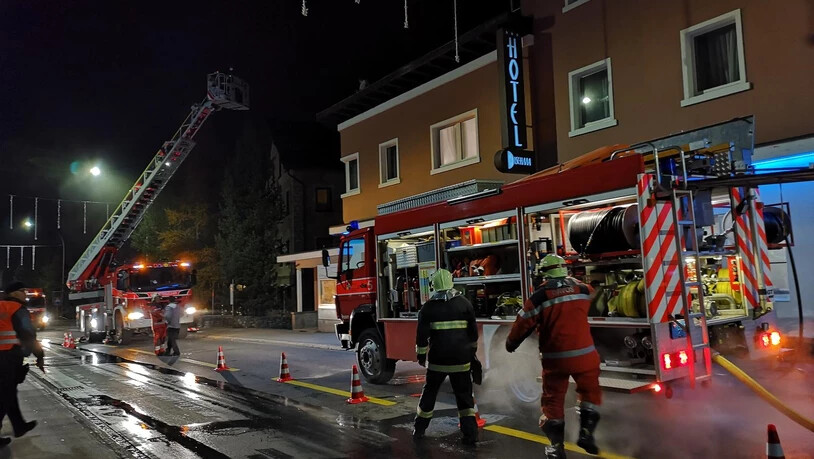 Die Brandursache wird durch die Kantonspolizei Graubünden zusammen mit der Staatsanwaltschaft abgeklärt.
