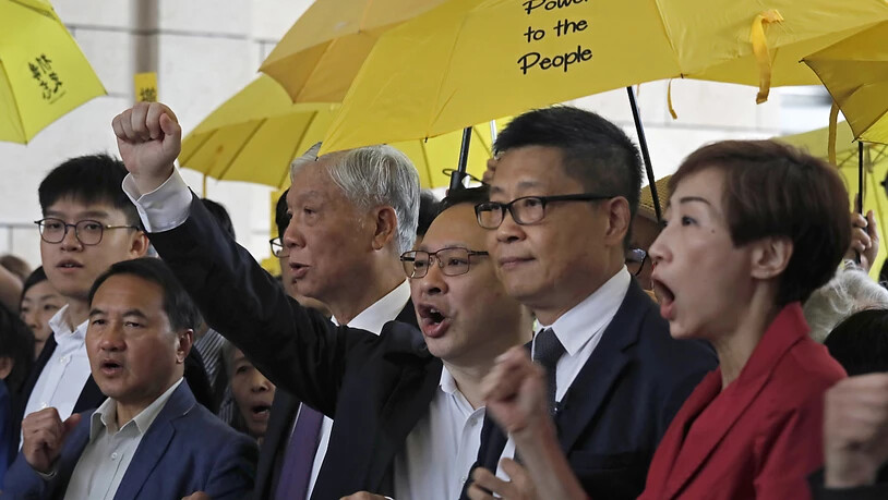 In Hongkong hat am Montag ein Schauprozess gegen die durch ihre Regenschirme bekannt gewordene Demokratiebewegung "Occupy Central" begonnen.