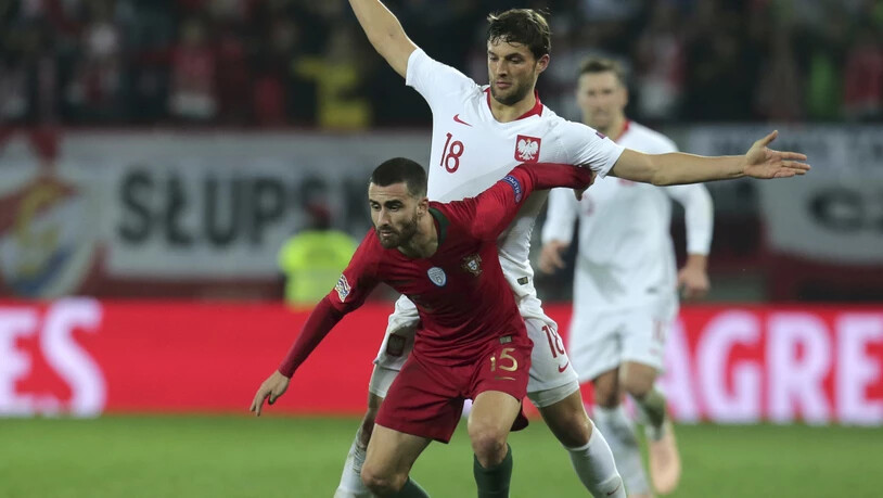 Portugals Rafa Silva (vorne) im Zweikampf um den Ball gegen Polens Bartosz Bereszynski