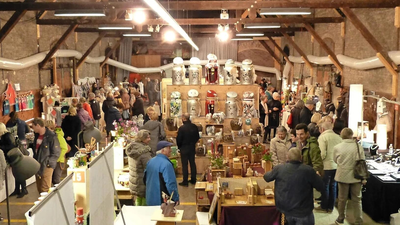 Die Besucher strömen zu Tausenden in den Güterschuppen.