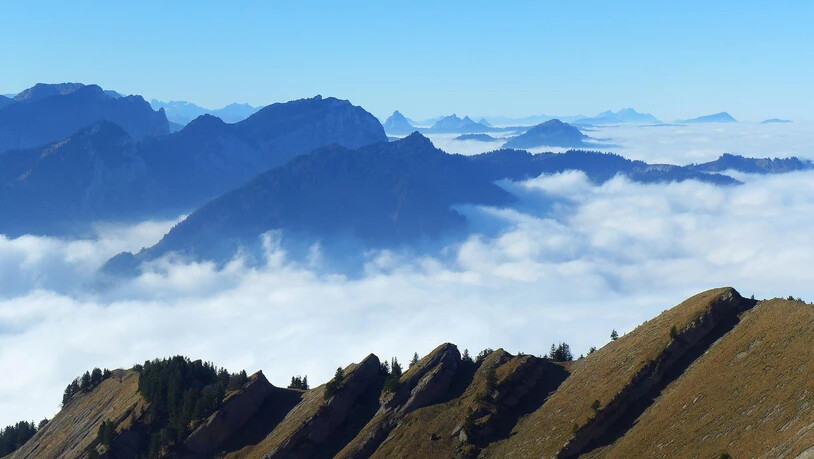 Sonnenschein, angenehme Temperaturen und eine herrliche Fernsicht bis in die Berner Alpen lockten Bergfreunde in die Höhe. 