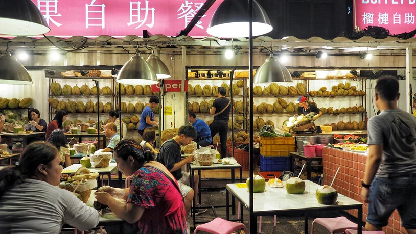 Diesen Marktstand wittert man dank der Stinkfrucht Durian schon von Weitem.