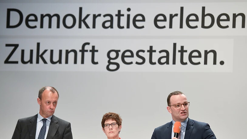 CDU-Generalsekretärin Annegret Kramp-Karrenbauer hat im Rennen um den CDU-Vorsitz in Deutschland laut einer Umfrage ihren Vorsprung auf die Konkurrenten Friedrich Merz (links) und Jens Spahn ausgebaut.
