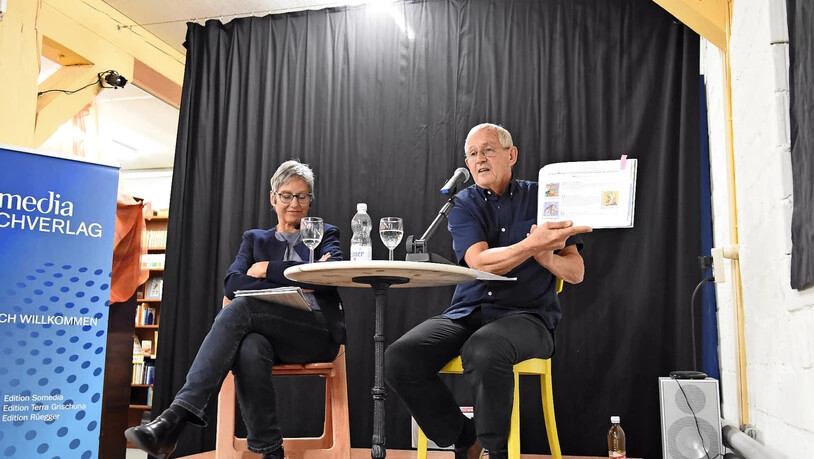 Herausgeber Peter Kummer zeigt sein Kinderbuch und steht Dodo Brunner Rede und Antwort.CLAUDIA KOCK MARTI