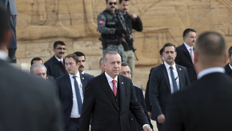 Schlägertrupps des türkischen Präsidenten Recep Tayyip Erdogan (Mitte) sollen sich laut der "NZZ am Sonntag" ihre Waffen in der Schweiz besorgt haben. (Archivbild)
