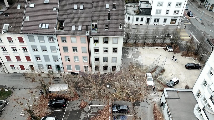 Das Brandunglück mit sechs Toten ereignete sich im Mehrfamilienhaus (rechts) in Solothurn. Die Brandursache ist noch unklar.