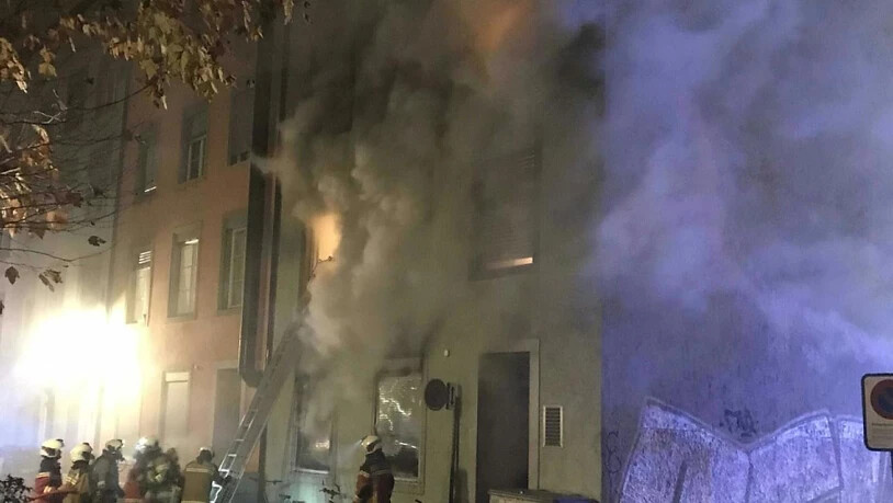 Beim Brand in einem Mehrfamilienhaus in der Nähe der Altstadt von Solothurn entstand starker Rauch. Sechs Personen starben, mehrere Personen befinden sich im Spital.
