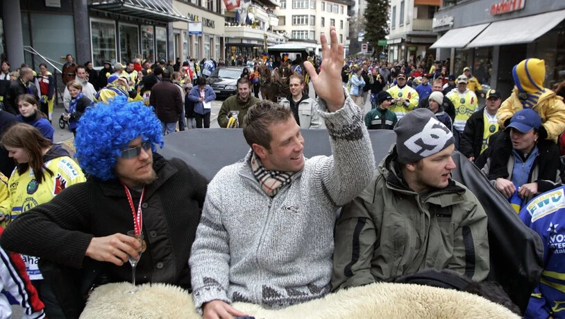 Drei NHL-Stars in Davos: Niklas Hagman, Joe Thornton und Rick Nash lassen sich bei der Meisterfeier 2005 durch die Stadt kutschieren