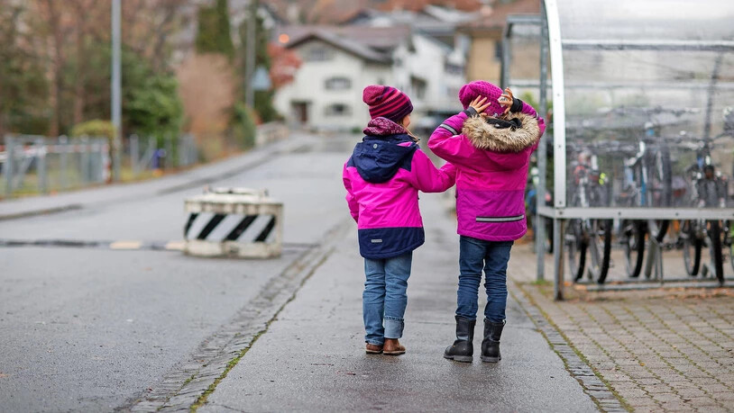Keine Panik, aber aufpassen: Die jungen Molliser sollen auf dem Schulweg im Umgang mit Fremden Vorsicht walten lassen.