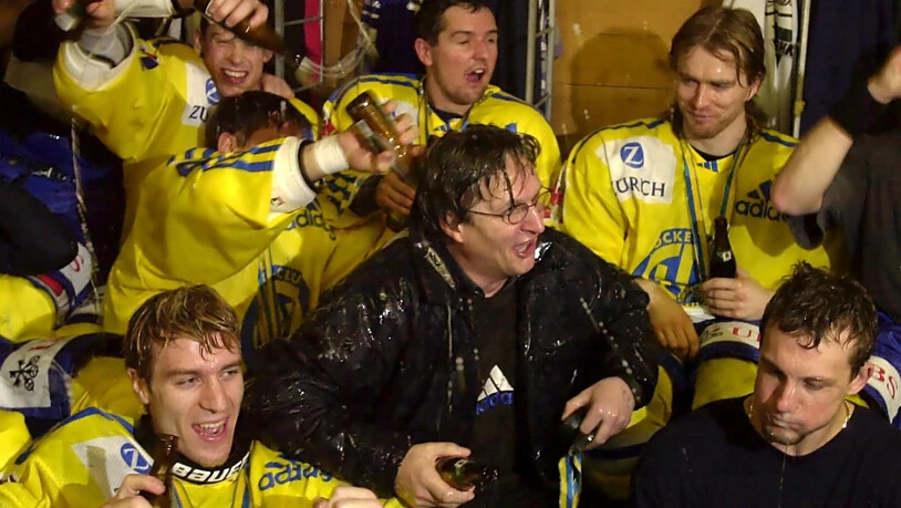 2000: Vier Jahre nach seinem Amtsantritt feiert Arno Del Curto am Spengler Cup seinen ersten von 11 Titeln mit dem HCD.