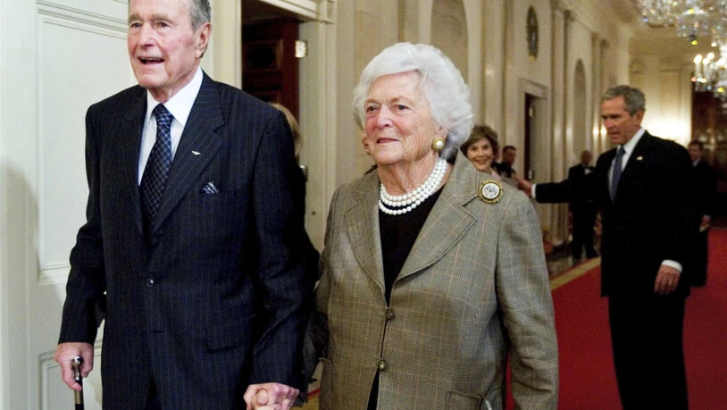 Der frühere US-Präsident George H.W. Bush und seine Frau Barbara bei einem Empfang im Weissen Haus im Jahr 2009. Im Hintergrund sein Sohn und damaliger US-Präsident George W. Bush und dessen Frau Laura.