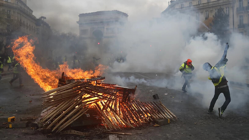 In der Nähe des Triumphbogens in Paris haben Demonstranten der "Gelbwesten"-Bewegung  Absperrungen in Brand gesetzt.