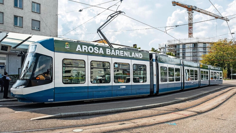 Bärenstarkes Marketing: In Zürich wirbt eine ganze Tram-Komposition für das Aroser Bärenland.