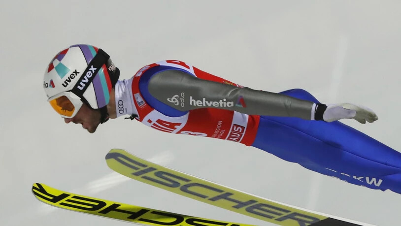 Killian Peier fliegt an den weissen Windschutz-Tüchern vorbei.