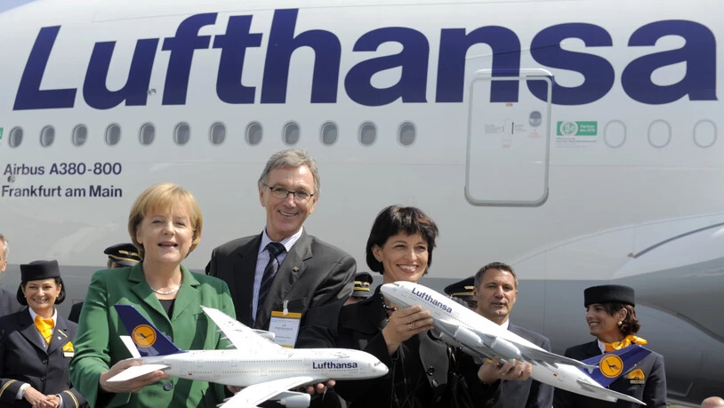 Wolfgang Mayrhuber zusammen mit der deutschen Bundeskanzlerin Angela Merkel und der damaligen Schweizer Bundespräsidentin Doris Leuthard bei der Eröffnung der Luftfahrtmesse ILA 2010 in Berlin. (Archivbild)