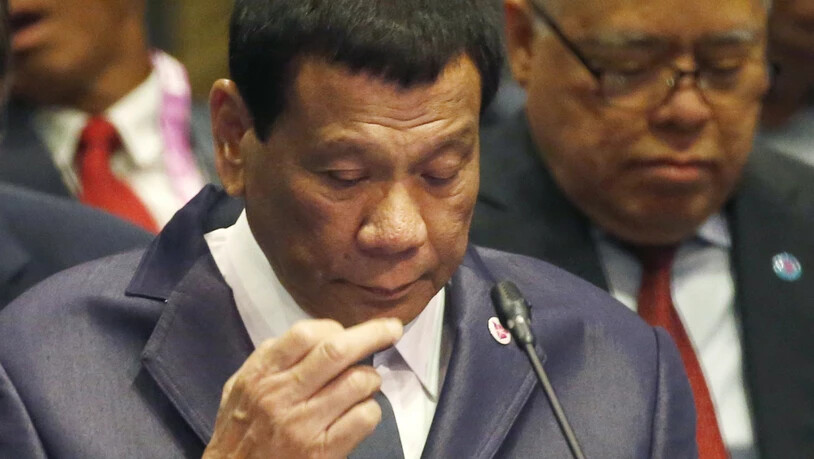 Hält bei internationalen Konferenzen gern ein Nickerchen: Der philippinische Präsident Rodrigo Duterte , hier am Asean-Gipfel in Singapur. l