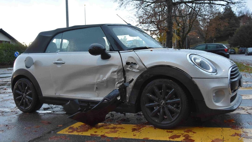 Beim Unfall in Uznach entstand an den beiden Autos hoher Sachschaden. 