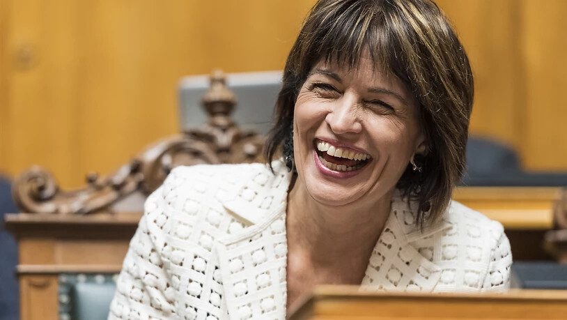 Die abtretende Bundesrätin Doris Leuthard lacht zu Beginn der Sitzung zur Ersatzwahl in den Bundesrat durch die Vereinigte Bundesversammlung. (KEYSTONE/Anthony Anex)