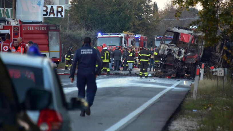 Bei der Explosion an einer Tankstelle in Italien sind zwei Menschen ums Leben gekommen - rechts der Tankwagen, der Feuer gefangen hatte und daraufhin explodierte.