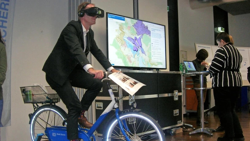Der Zürcher Stadtrat Daniel Leupi (Grüne) macht einen Ausflug in die virtuelle Realität.