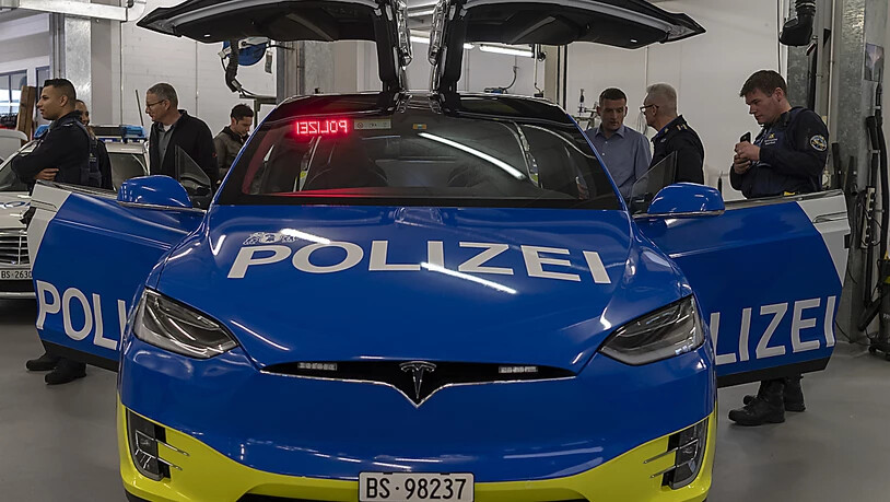 Die Basler Kantonspolizei hat ihre ersten Teslas des Modells X 100D erhalten.