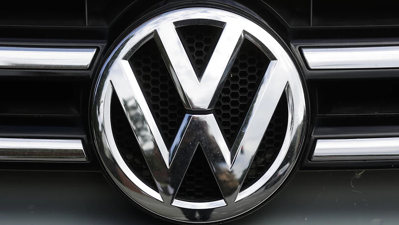 VW tritt wegen der Elektromobilität noch stärker auf die Kostenbremse und will weitere Milliarden sparen. (Archiv)