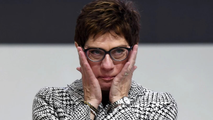 Annegret Kramp-Karrenbauer, die zu Tränen gerührte neue CDU-Chefin nach der spannenden Wahl am Parteitag in Hamburg.