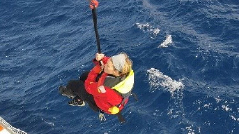 Solo-Seglerin Susie Goodall ist nach einem Sturm in Seenot geraten. Nun konnte sie gerettet werden.