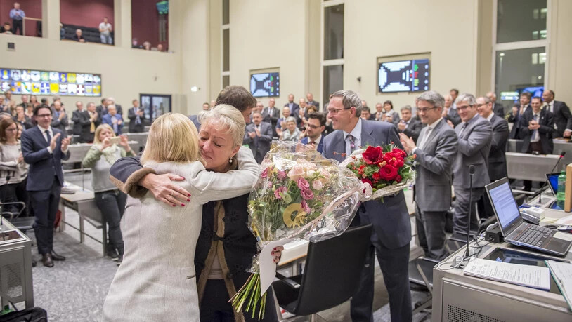 Emotional: Regierungsrätin Barbara Janom Steiner und ihr Kollege Martin Jäger werden in der Dezembersession verabschiedet.