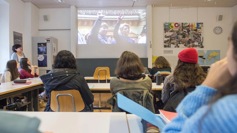 Willkommene Pause: Schüler der Evangelischen Mittelschule in Schiers verfolgen die Bundesratswahlen 2018.