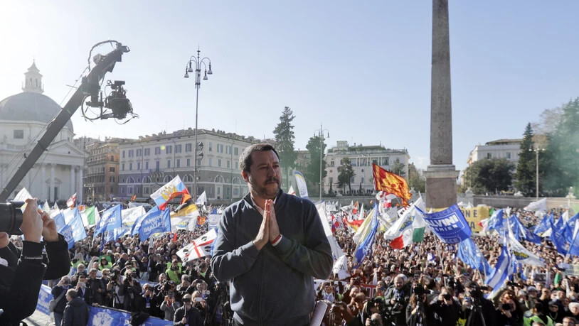 "Nur geschlossen können wir siegen": Der italienische Innenminister Matteo Salvini am Samstag an einer Pro-Regierungsdemonstration in Rom.