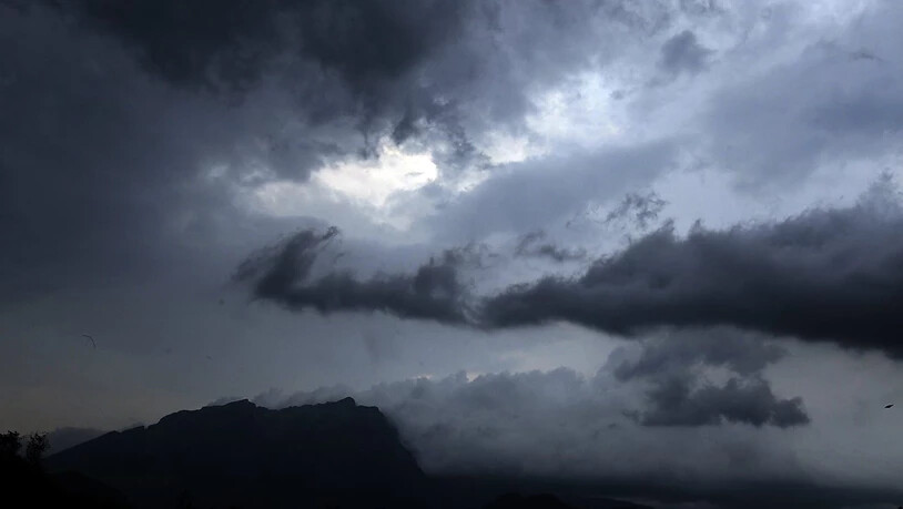 In der Nacht auf Sonntag zogen stürmische Winde über die Schweiz. Mit dem Sturmtief "Marielou" soll der Winter Einzug halten. (Symbolbild)