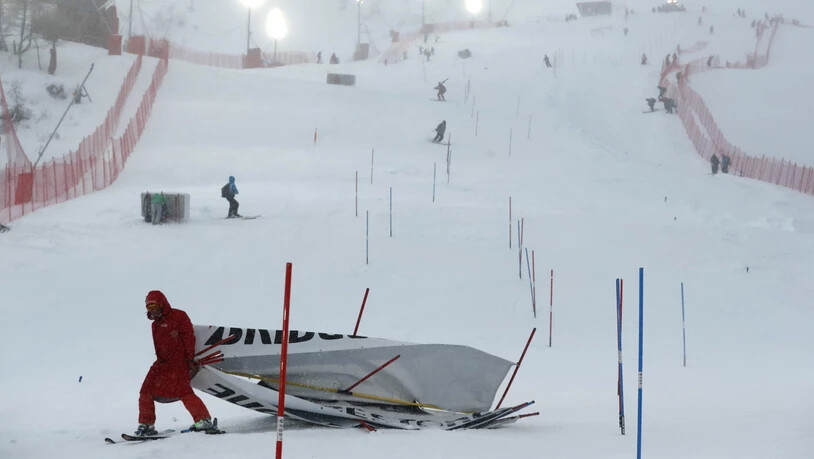 Windböen lassen am Sonntag in Val d'Isère keinen Slalom zu