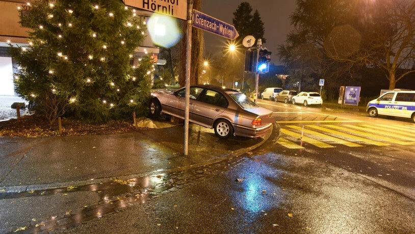 Ein Autofahrer hat in Riehen BS die Kontrolle über sein Auto verloren und ist auf ein Trottoir aufgefahren. Ein geschmückter Weihnachtsbaum in unmittelbarer Nähe des Unfallorts wurde nicht in Mitleidenschaft gezogen.