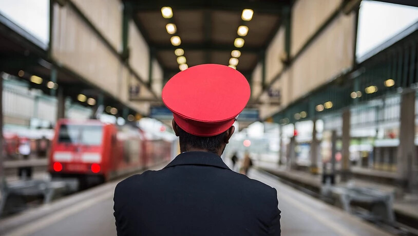 Warnsteiks: Reisende der Deutschen Bahn müssen am Montagmorgen mit Verspätungen und Zugausfällen rechnen. Auch Verbindungen mit der Schweiz dürften betroffen sein.