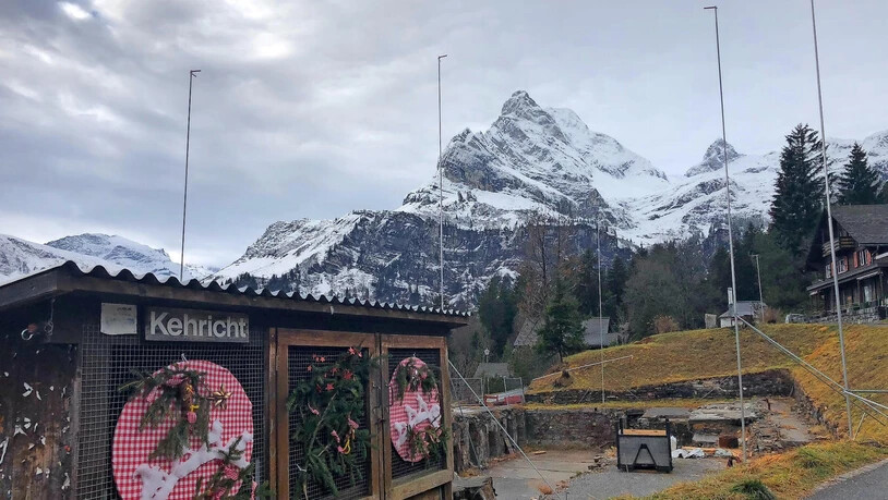 Auf dem Areal des «Alpenblick» künden Baugespanne vom Stillstand im Bewilligungsverfahren.