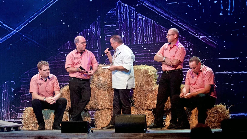 Frowin Neff (Mitte) lässt die Musiker nicht nur zum Tanz aufspielen, sondern führt mit ihnen auch Interviews in der Landi-Lounge