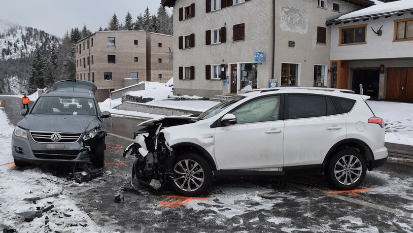 Bei der Frontalkollision in Maloja wurde eine Person verletzt.