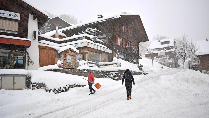 Tiefer Winter: Braunwald ist schneeweiss eingedeckt.