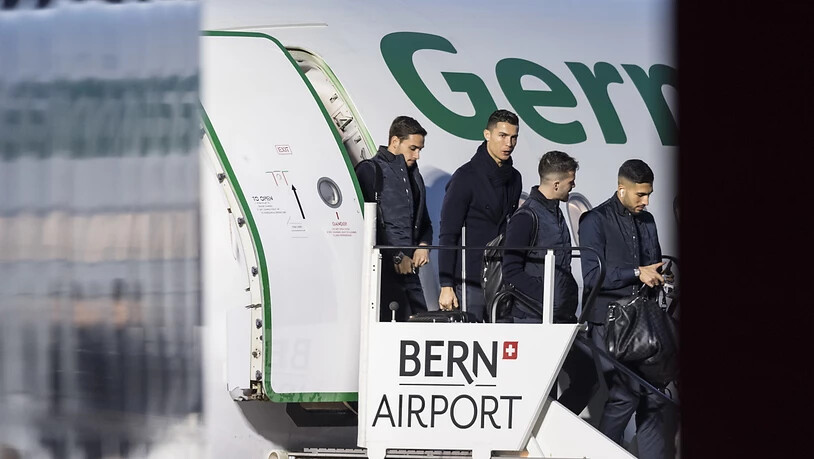 Die Mannschaft von Juventus Turin mit Superstar Cristiano Ronaldo ist am Dienstagabend auf dem Flugplatz Bern-Belp gelandet. Am Mittwochabend trifft die Mannschaft im Rahmen der Champions League auf die Berner Young Boys. EPA/ANTHONY ANEX