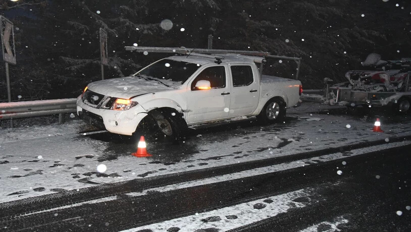 Der Pickup erlitt Totalschaden, sein Anhänger wurde beim Unfall jedoch nicht beschädigt.